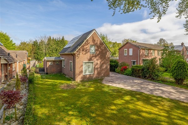 Te koop: Vrijstaande woning, volledig geïsoleerd met Royale oprit, garage en slaapkamer en badkamer beneden.